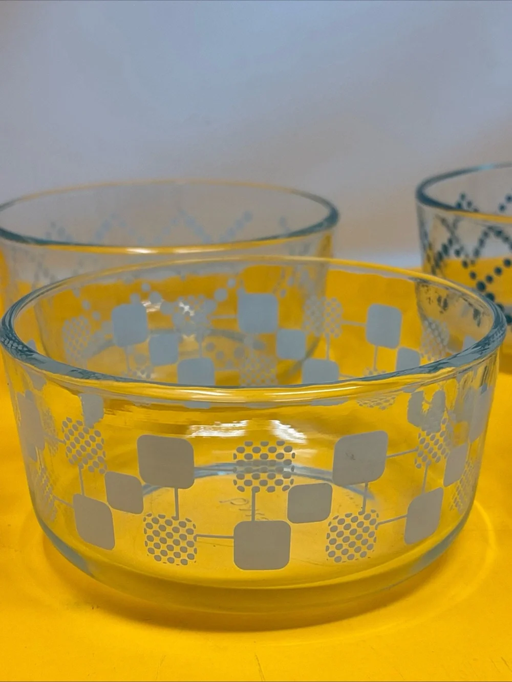 4 pc Stack of Vintage PYREX Glass Bowls with Blue and White Geometric Print used - Picture 14 of 16